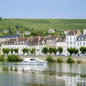 Bateau sur l'Yonne à Joigny et vue sur les vignes