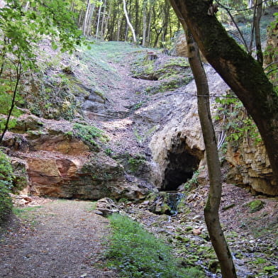 Grotte du Bel Affreux, avec source pétrifiante et cascade