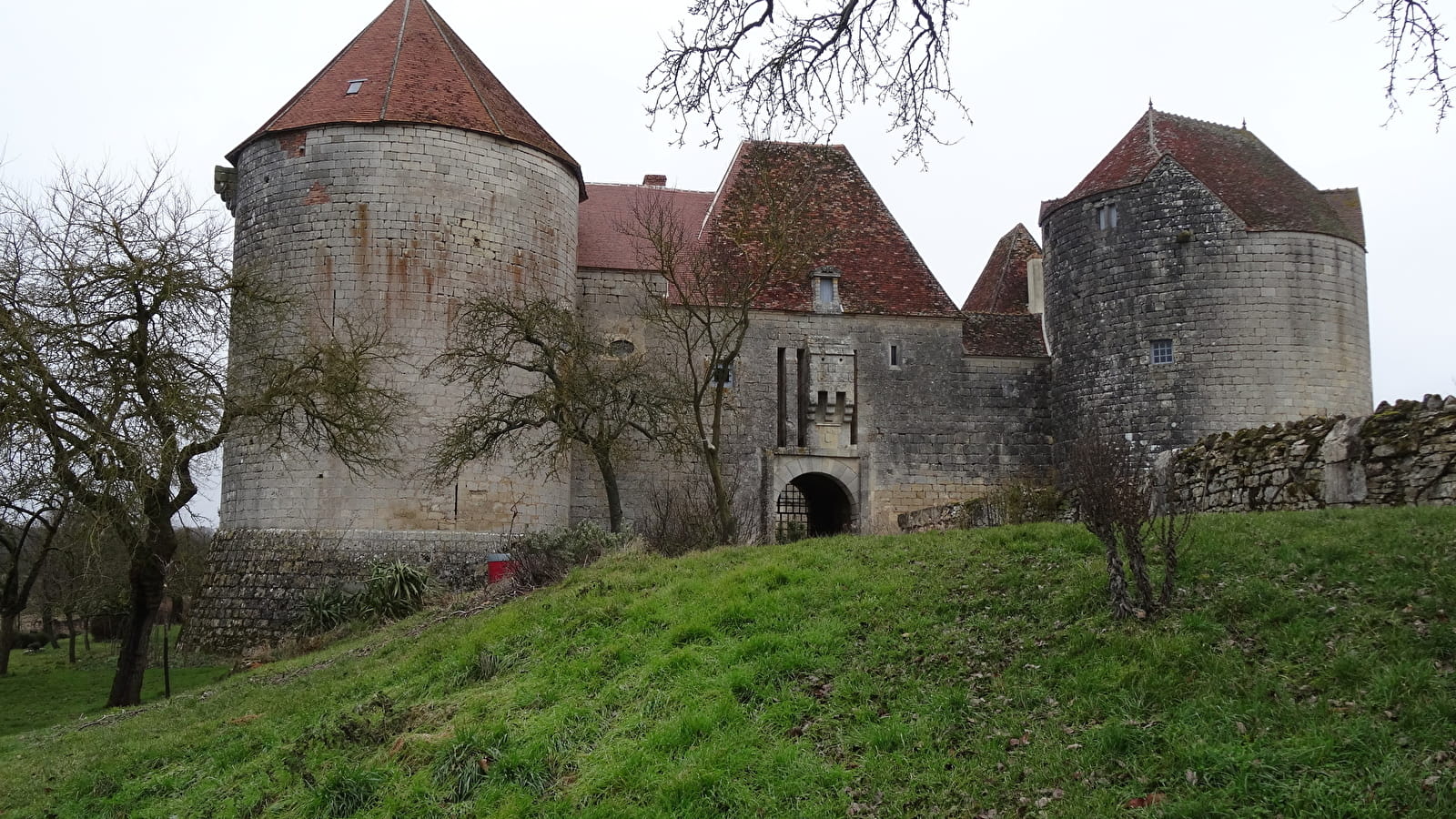 Vlakbij het versterkte kasteel van La Motte Josserand
