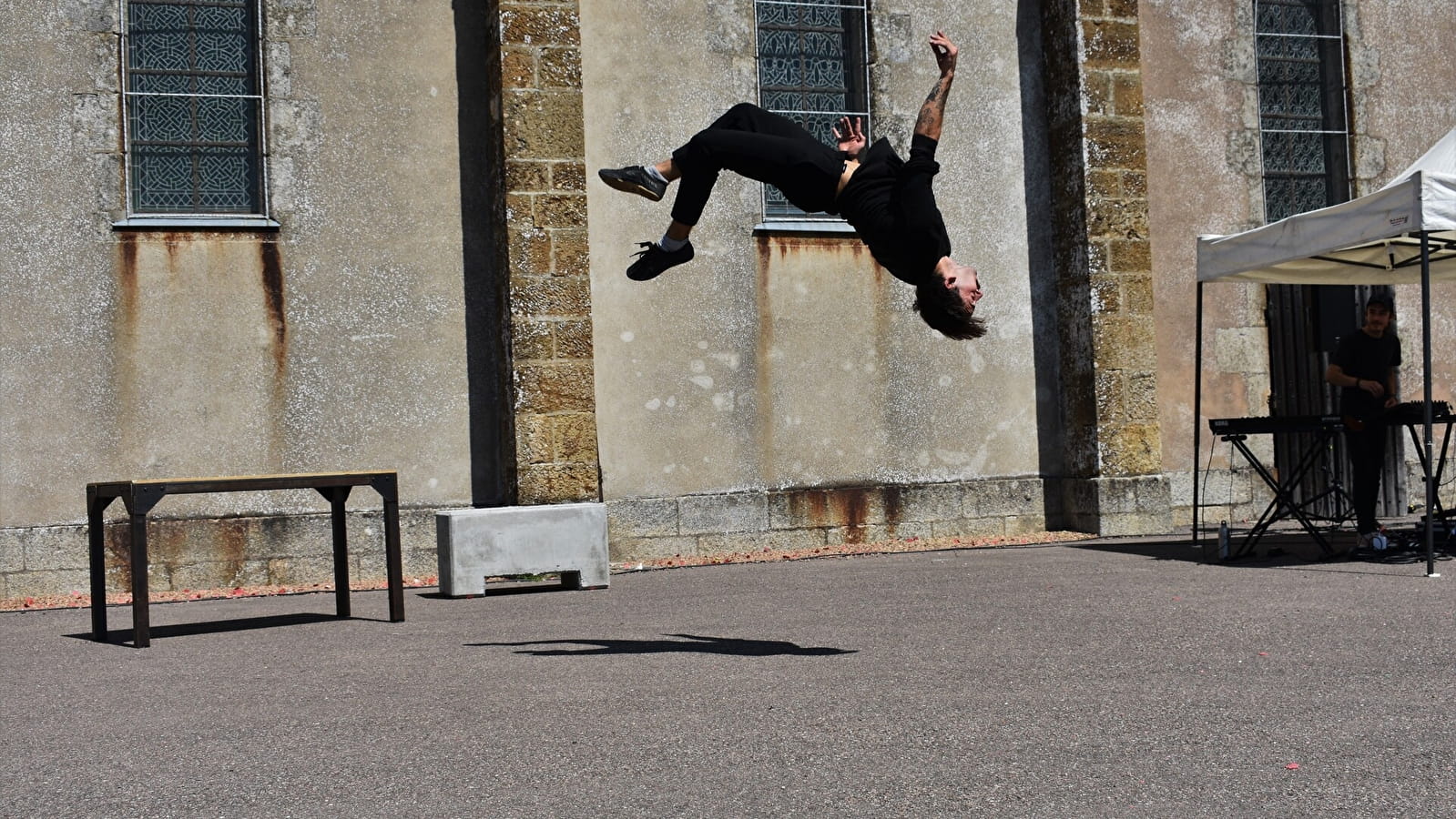 Les Confidences d'un acrobate (Compagnie Manie) in Lusigny-sur-Ouche
